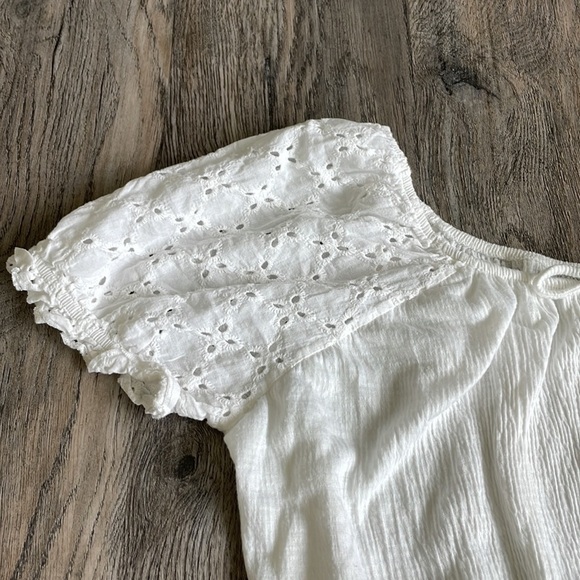 Caution to the Wind Women’s White Cropped Eyelet Top, Elastic Hem. Size medium. - Picture 3 of 8